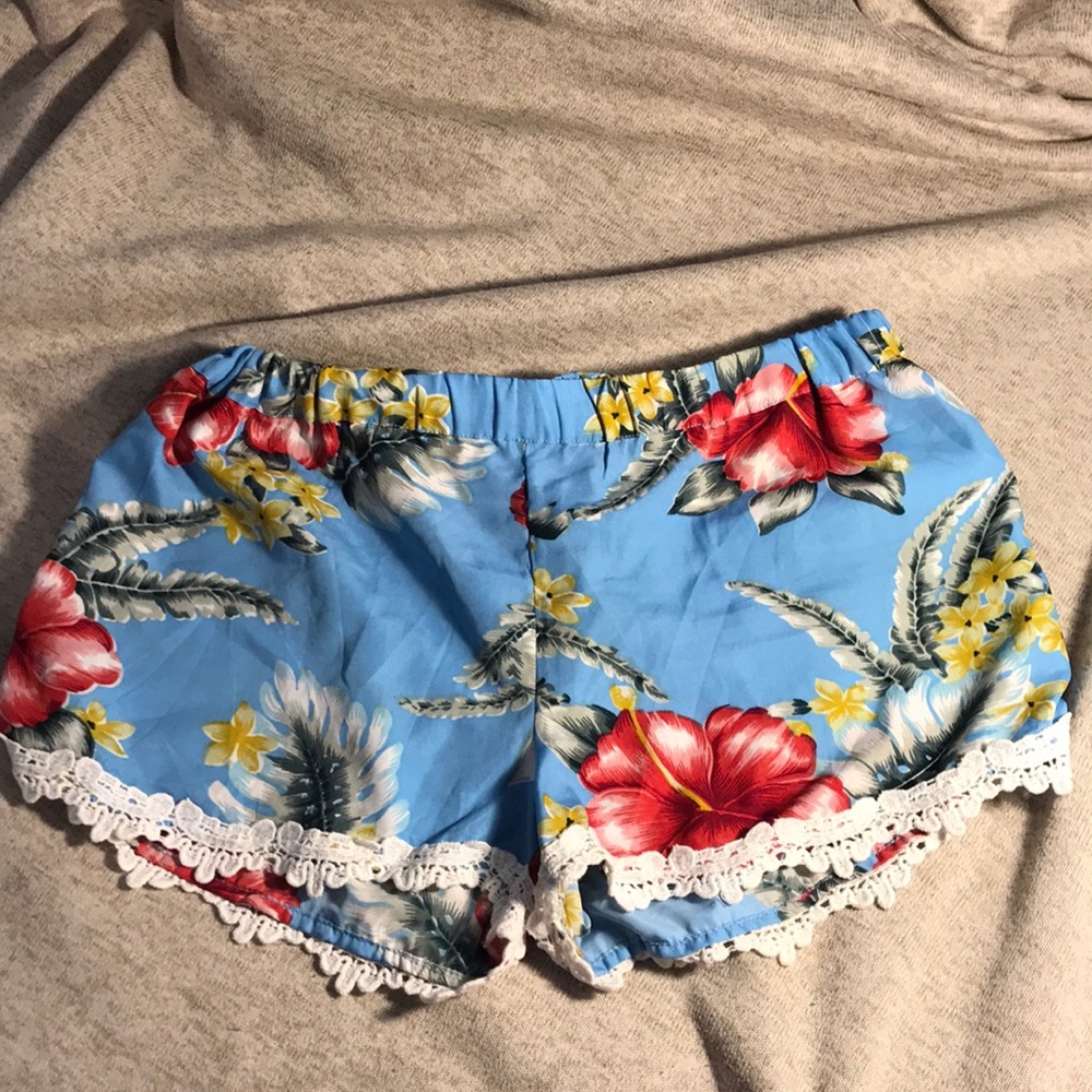 Flowered shorts with lace edges